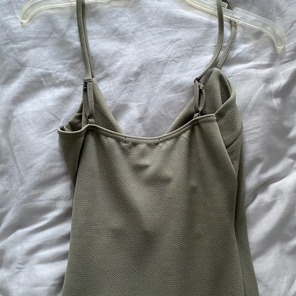 BEAUTIFUL OLIVE GREEN MIDI DRESS😍 - Picture 2 of 4